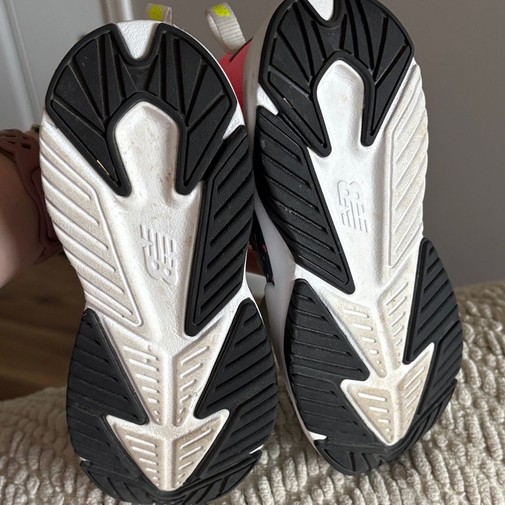 New Balance White Mesh Sneakers with Pink Lining and Aqua Splatter - Picture 5 of 6